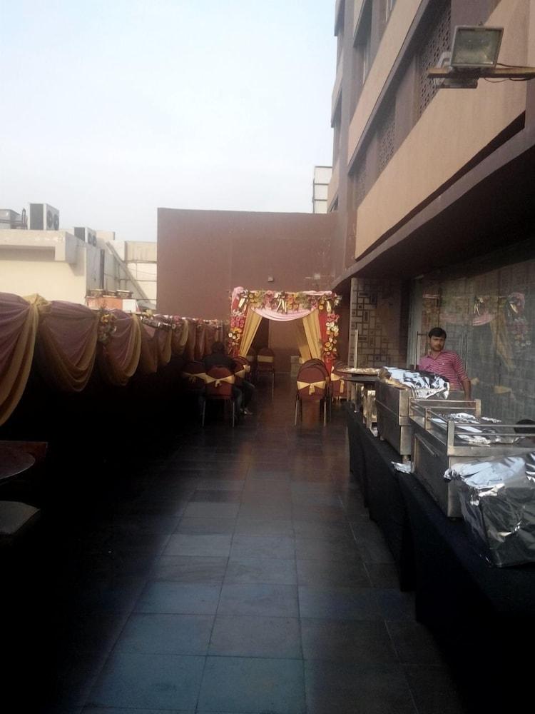 Caspia Hotel New Delhi Dış mekan fotoğraf