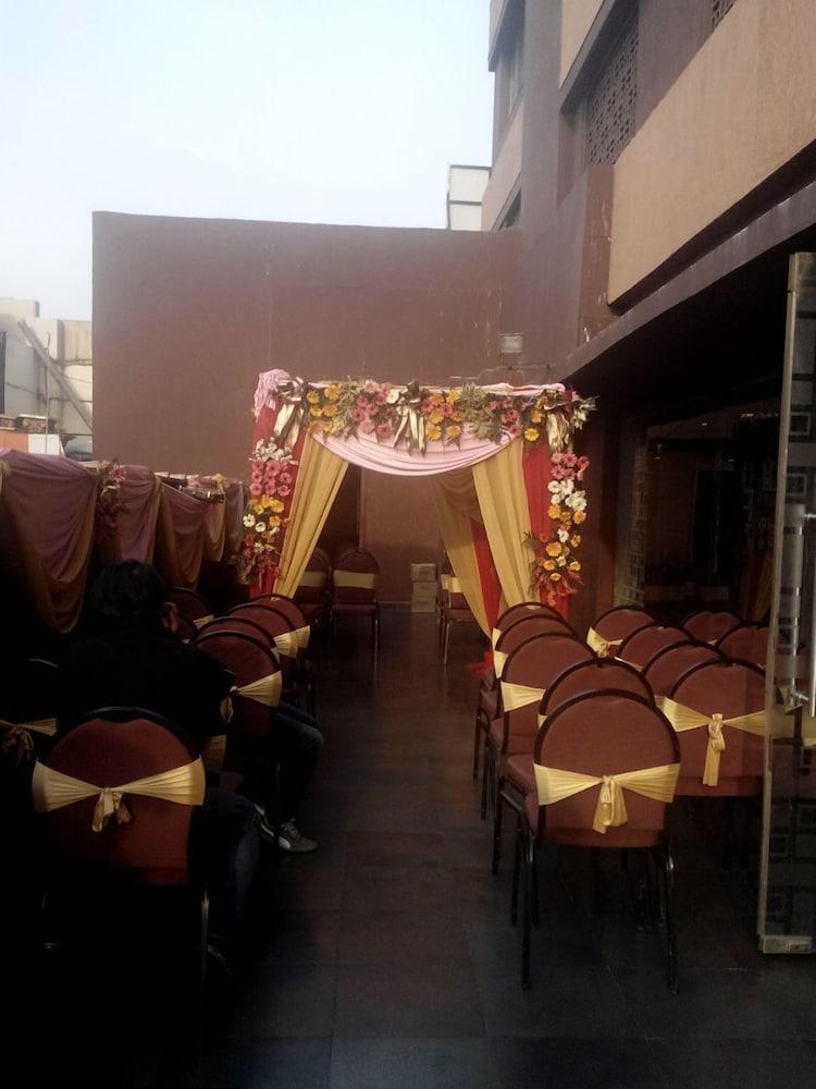 Caspia Hotel New Delhi Dış mekan fotoğraf