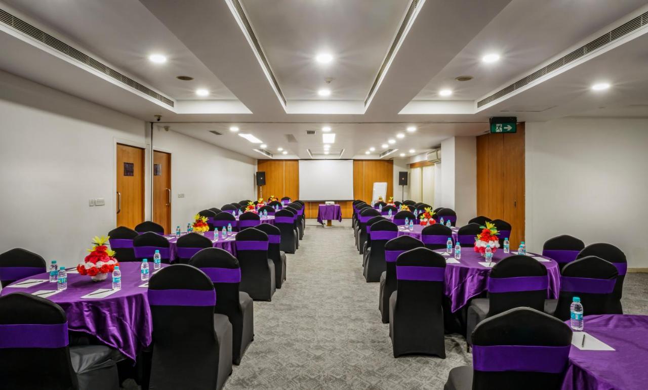 Caspia Hotel New Delhi Dış mekan fotoğraf