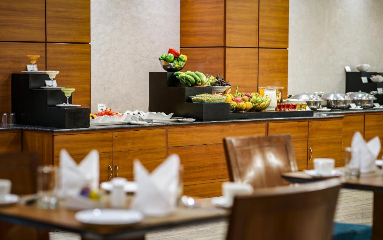 Caspia Hotel New Delhi Dış mekan fotoğraf