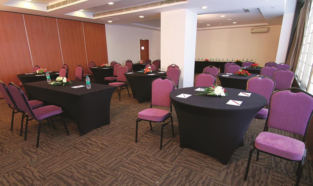 Caspia Hotel New Delhi Dış mekan fotoğraf