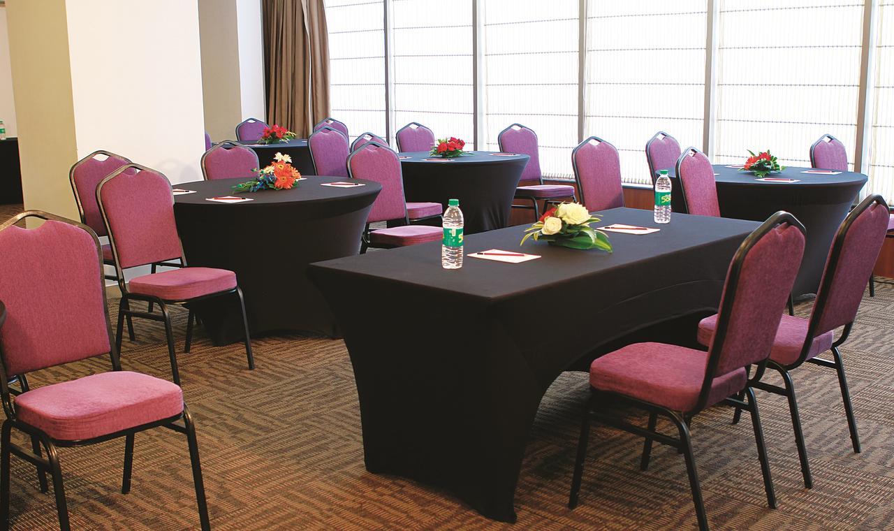 Caspia Hotel New Delhi Dış mekan fotoğraf